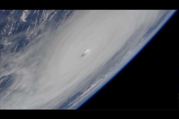 Thumbnail image for Smithsonian STEM in 30 - S05 E07 - Hurricanes