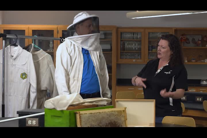 Thumbnail image for Smithsonian STEM in 30 - S06 E05 - Buzz the Tower