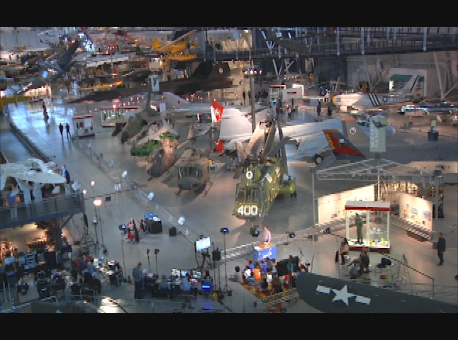 Thumbnail image for Smithsonian STEM in 30 S02-E11-Copters, Choppers&Phrog